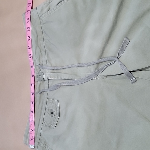 Old Navy Size 6 Khaki Green Just Below Waist Chino Shorts, Gently Used Condition - Picture 4 of 11